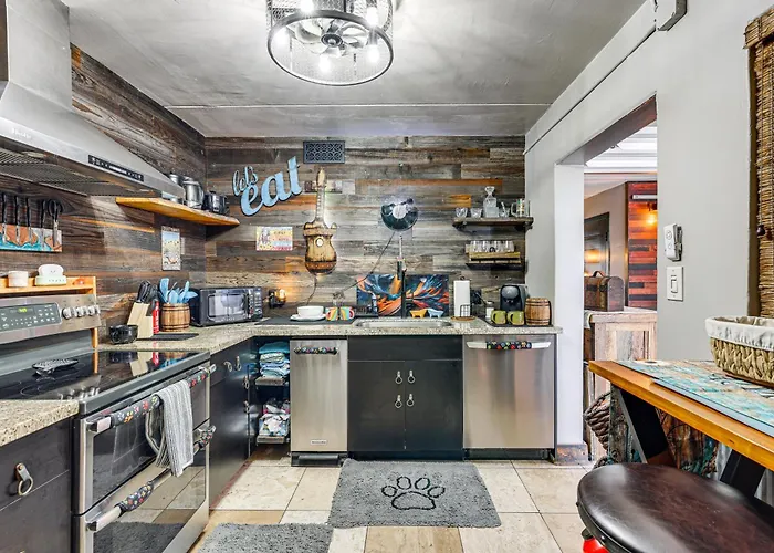 Private Hot Tub + Patio: By Camelback Mtn! *