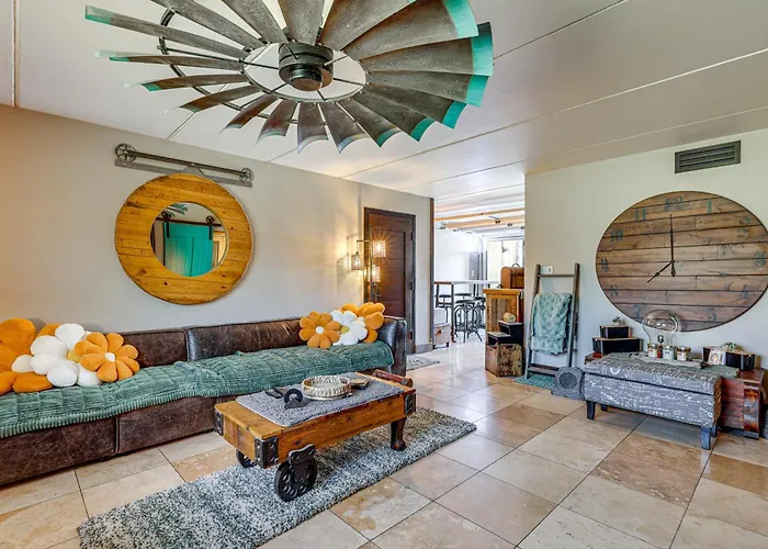 Private Hot Tub + Patio: By Camelback Mtn!