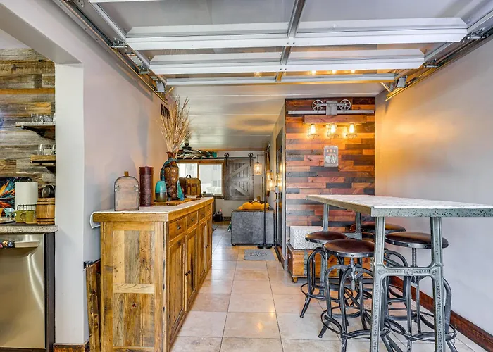 Private Hot Tub + Patio: By Camelback Mtn!