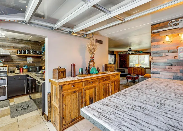 Private Hot Tub + Patio: By Camelback Mtn!