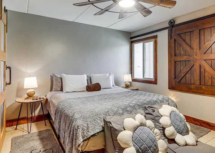 Private Hot Tub + Patio: By Camelback Mtn! Phoenix