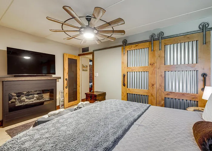 Private Hot Tub + Patio: By Camelback Mtn! *