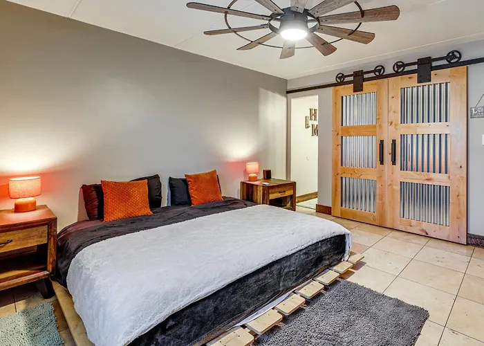 Vakantiehuis Private Hot Tub + Patio: By Camelback Mtn! Phoenix