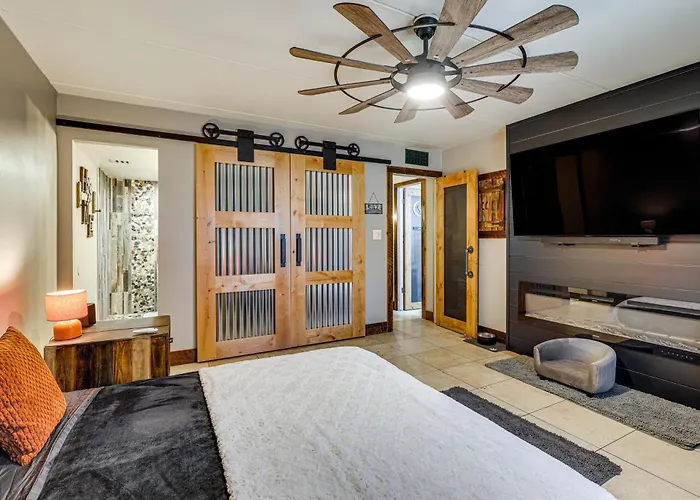 Private Hot Tub + Patio: By Camelback Mtn!