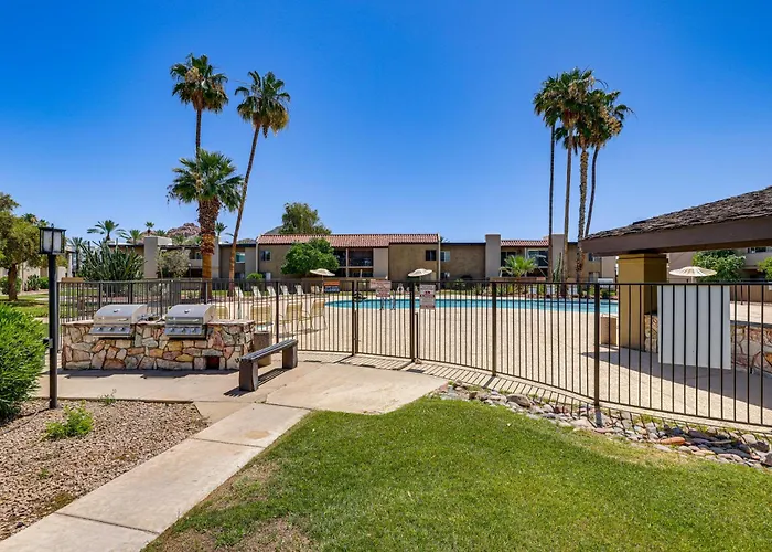 Private Hot Tub + Patio: By Camelback Mtn! Vakantiehuis Phoenix