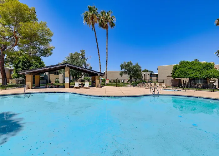 Private Hot Tub + Patio: By Camelback Mtn! Vakantiehuis Phoenix