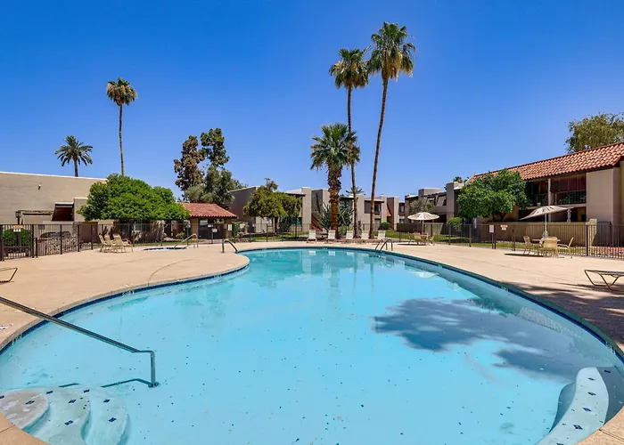 Private Hot Tub + Patio: By Camelback Mtn! Vakantiehuis